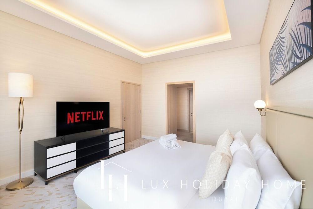 LUX Iconic Views at Palm Tower Suite 1