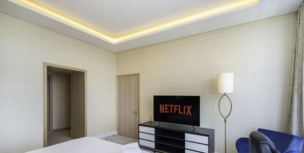 LUX Iconic Views at Palm Tower Suite 2