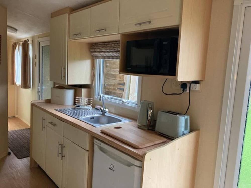 Cosy, Quiet Static Caravan, Mawgan Porth, St Eval