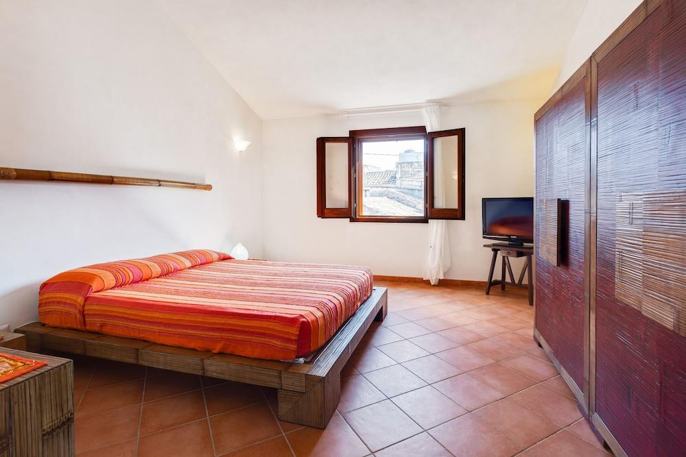 Apartment With Panoramic Terrace, Stunning Seaview!