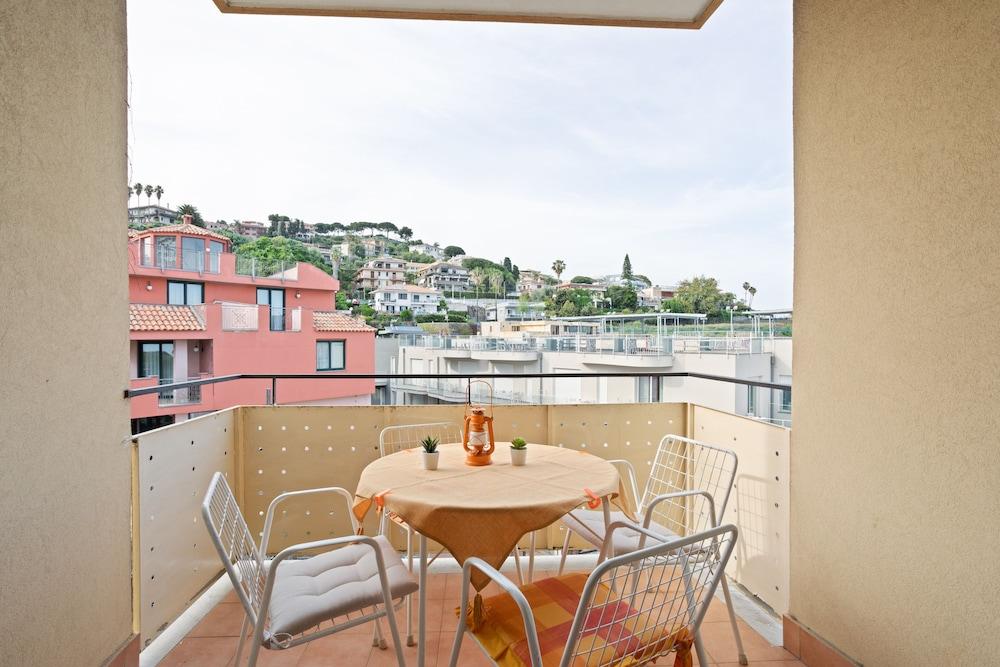 Lungomare Ciclopi Apartments With Balconies And Parking