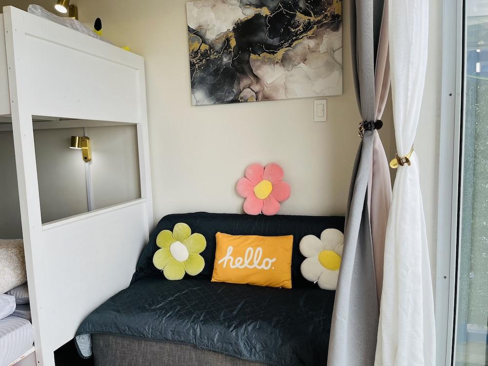 Bright Studio Sleeps 3 With Parking and City View