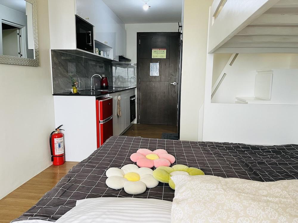 Bright Studio Sleeps 3 With Parking and City View