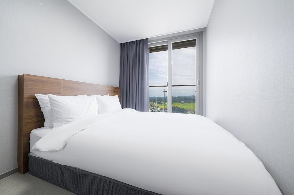 Gangneung Chonpines Ocean Suites Hotel