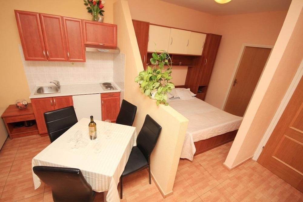 Jovize - Free Parking - SA7