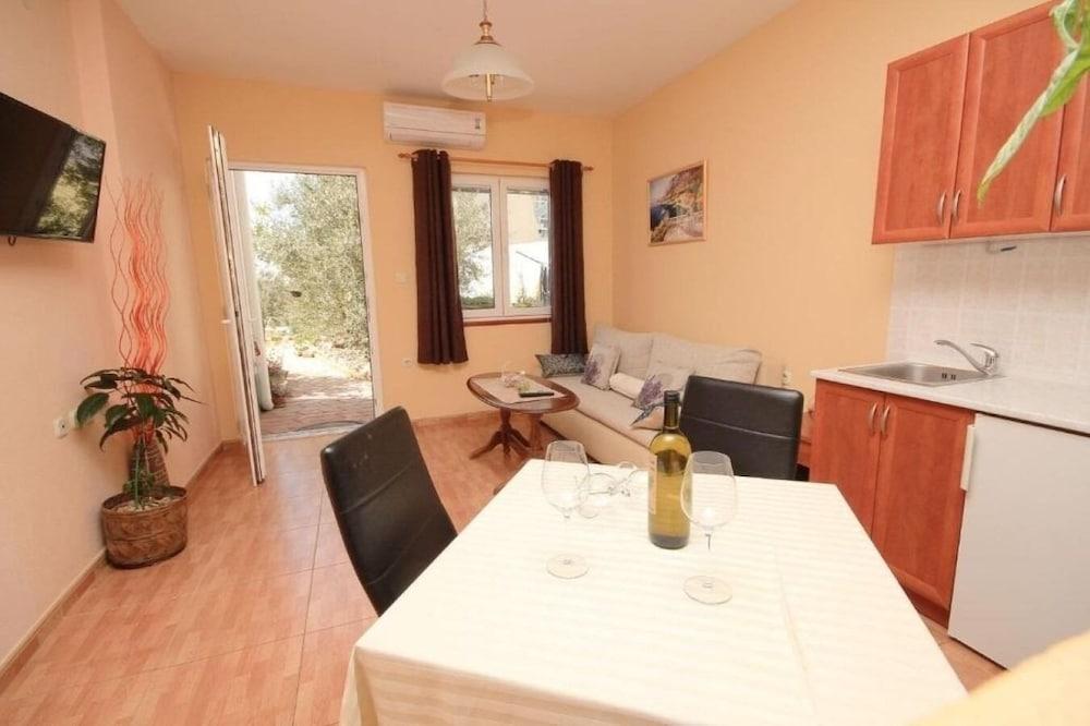 Jovize - Free Parking - SA7