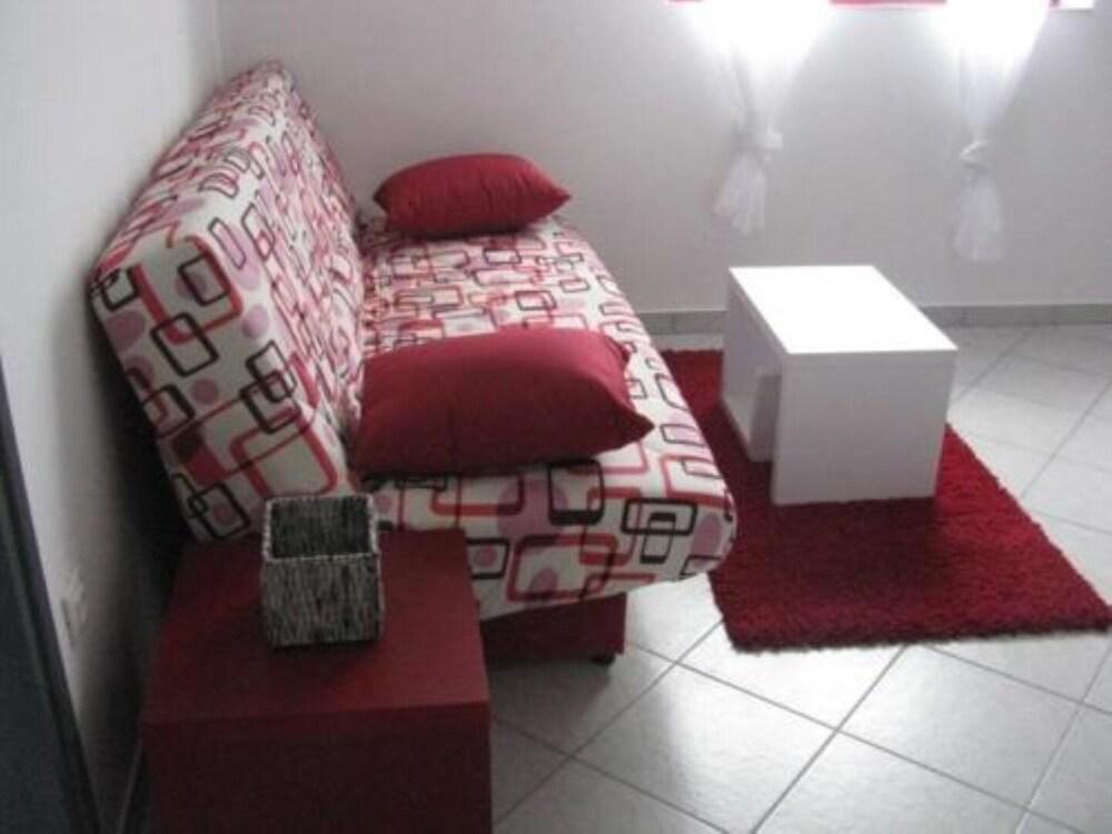 Xena - Comfort and Spacious - A2 Red