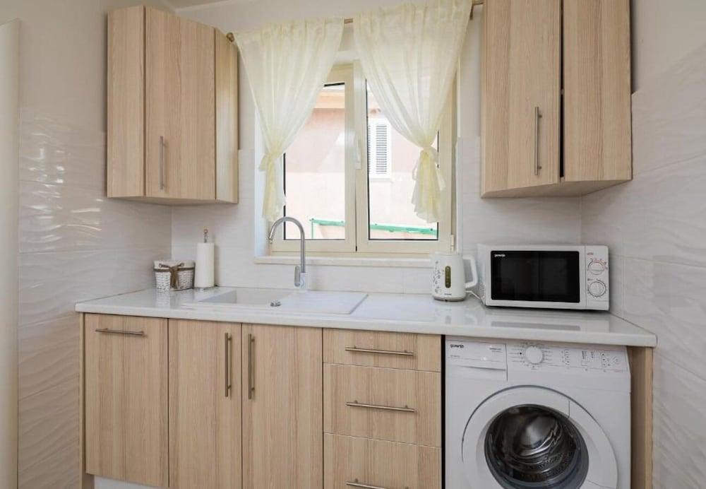 Dora - With Nice Courtyard - SA2