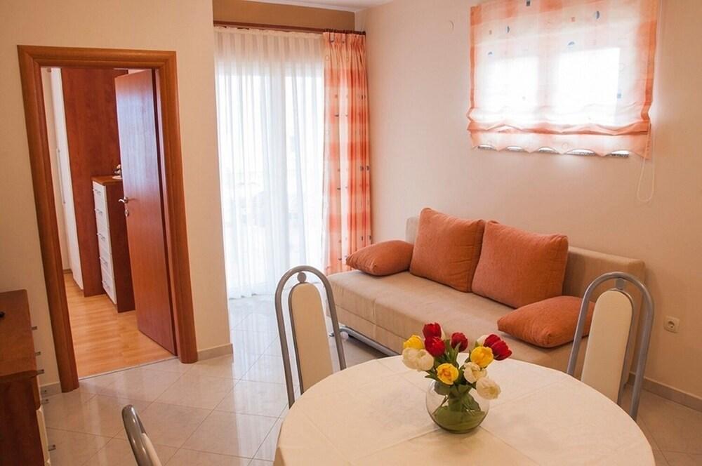 Karolinas - Parking - A3-white