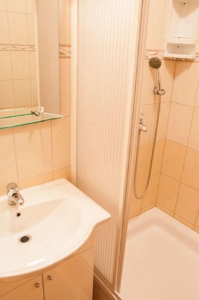 Karolinas - Parking - A3-white