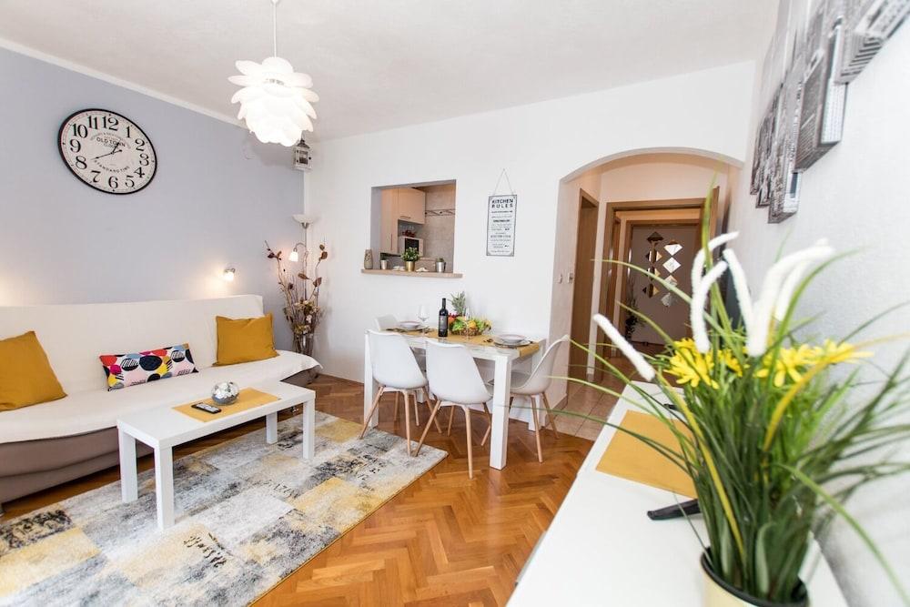 Slave - sea View - A1