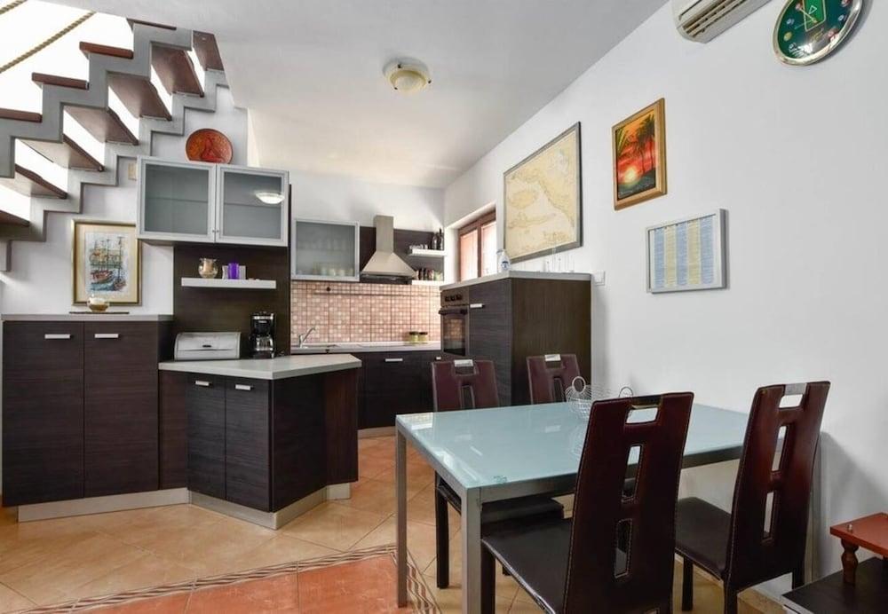 Niksi - With Pool - H