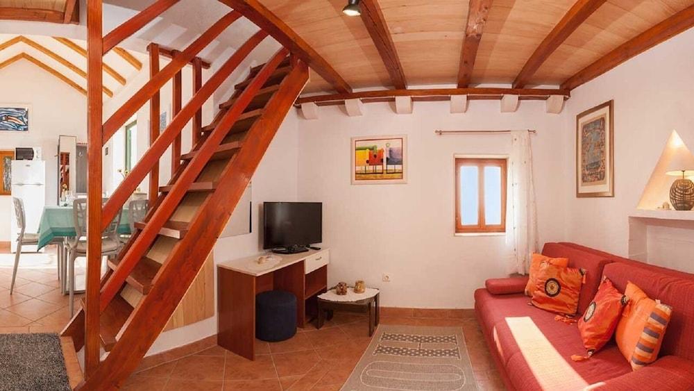 Ivo - House With Pool - H