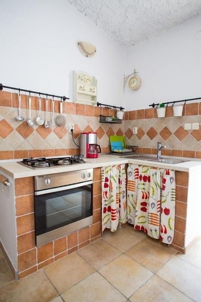 Ana - Great Location, Near the Beach - A2