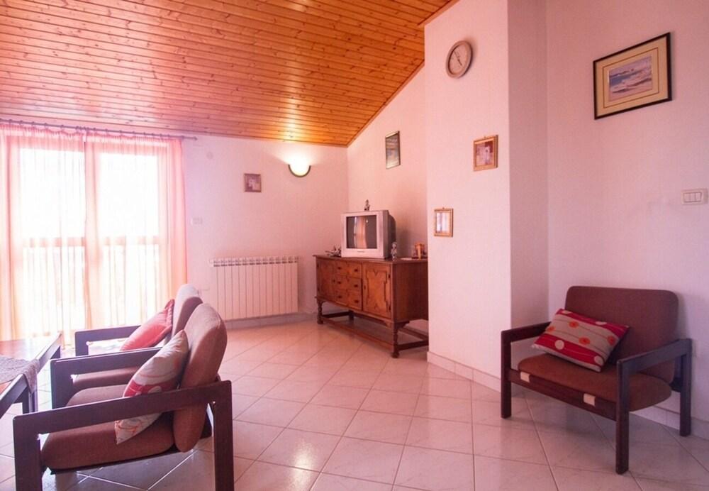 Rar - With Nice Garden - Ana