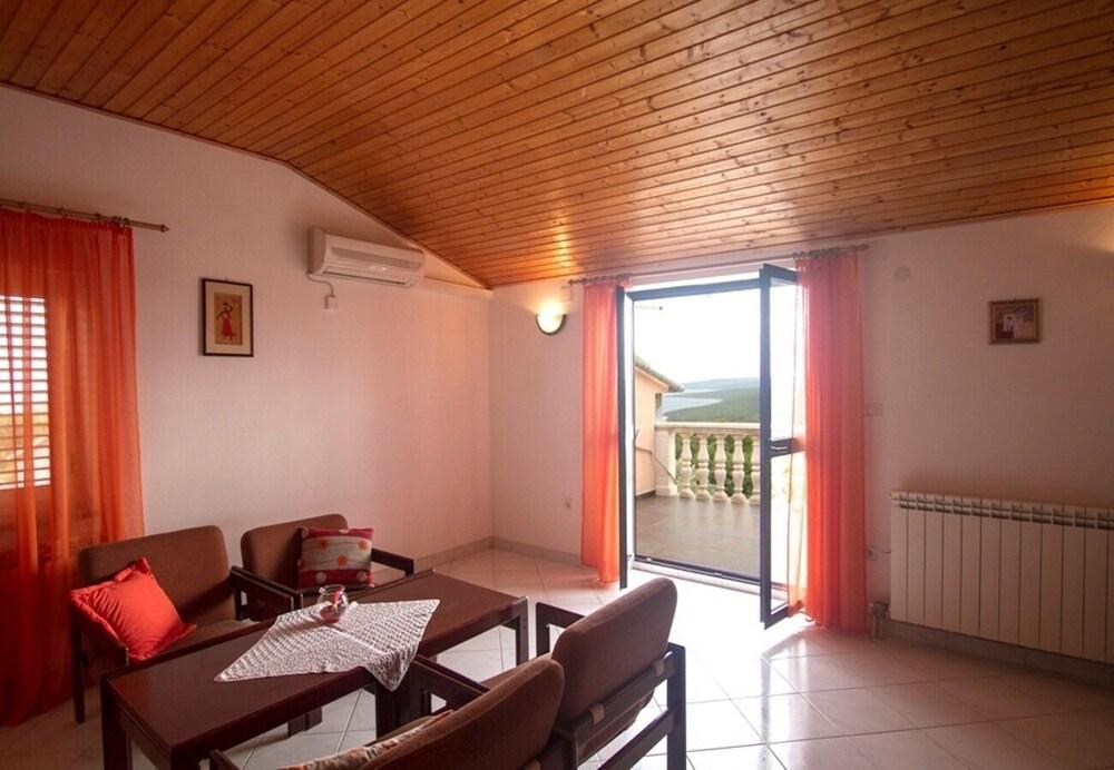 Rar - With Nice Garden - Ana