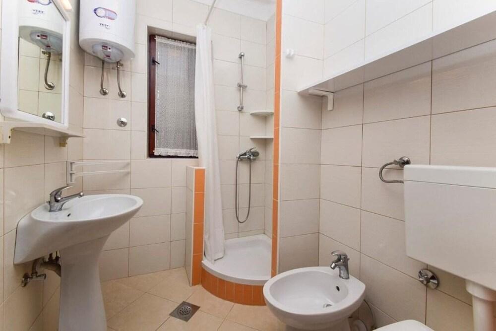 Mate - Free Parking - A2