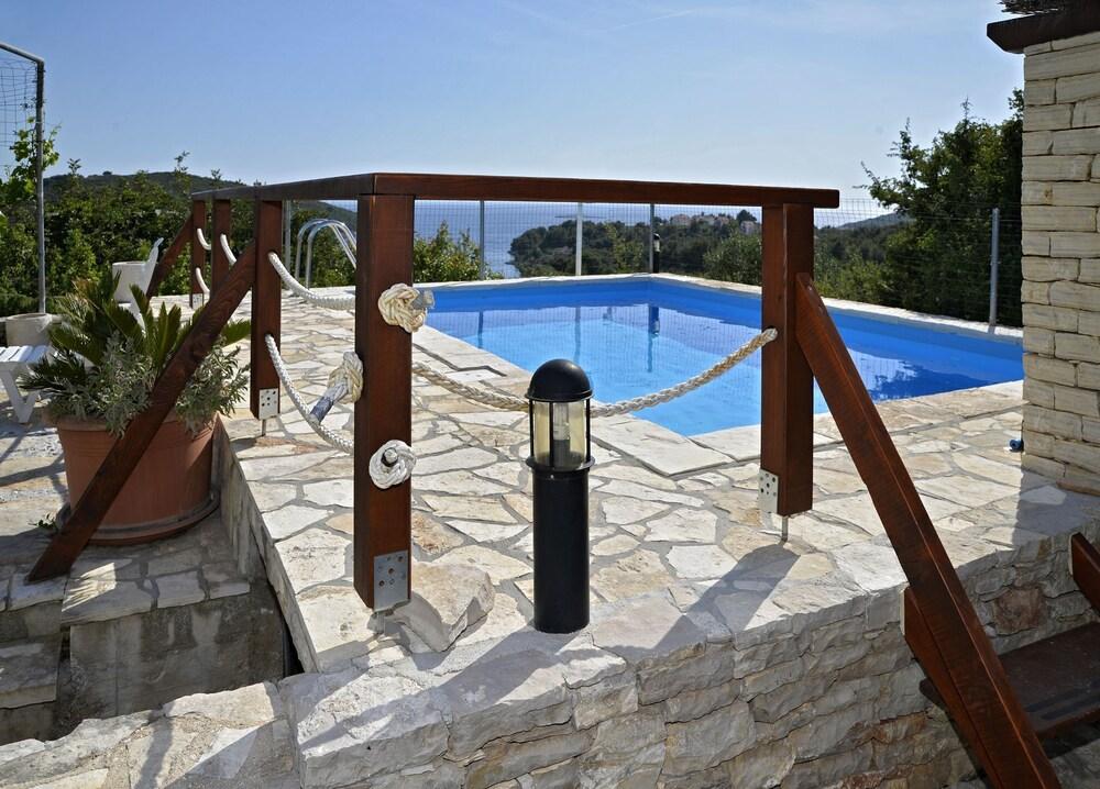 Toni - With Pool and View - A2