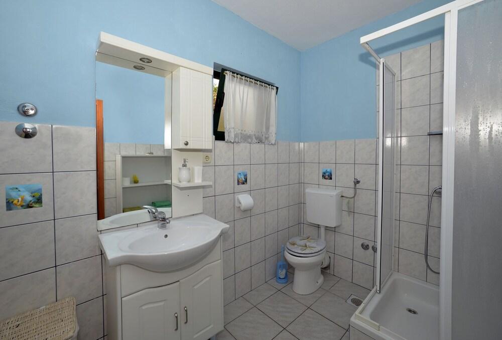 Toni - With Pool and View - A2