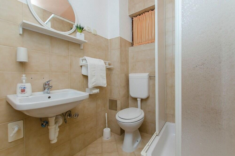 Vlado - Cosy & Afordable - SA1