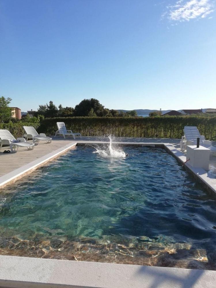 Pool - Swimming Pool and Grill - A4