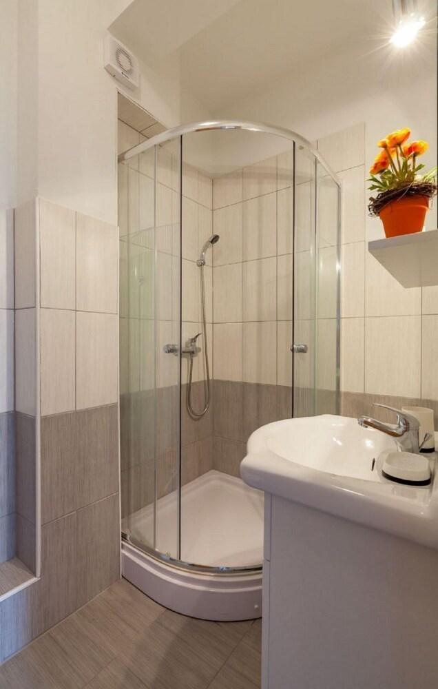 Ana - Free Parking - A3 Veliki