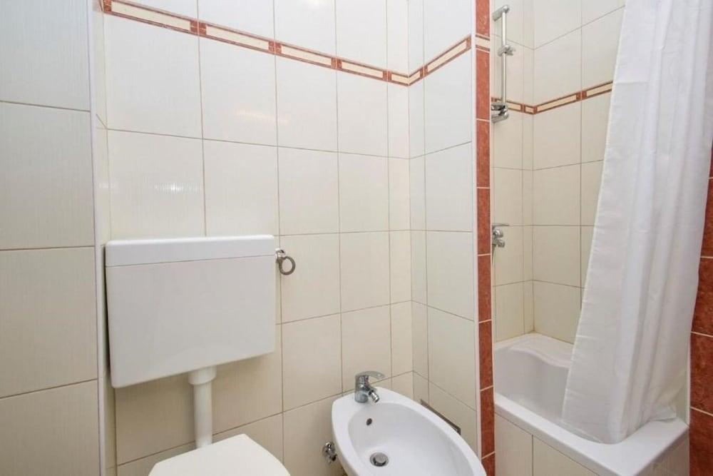 Mate - Free Parking - A3