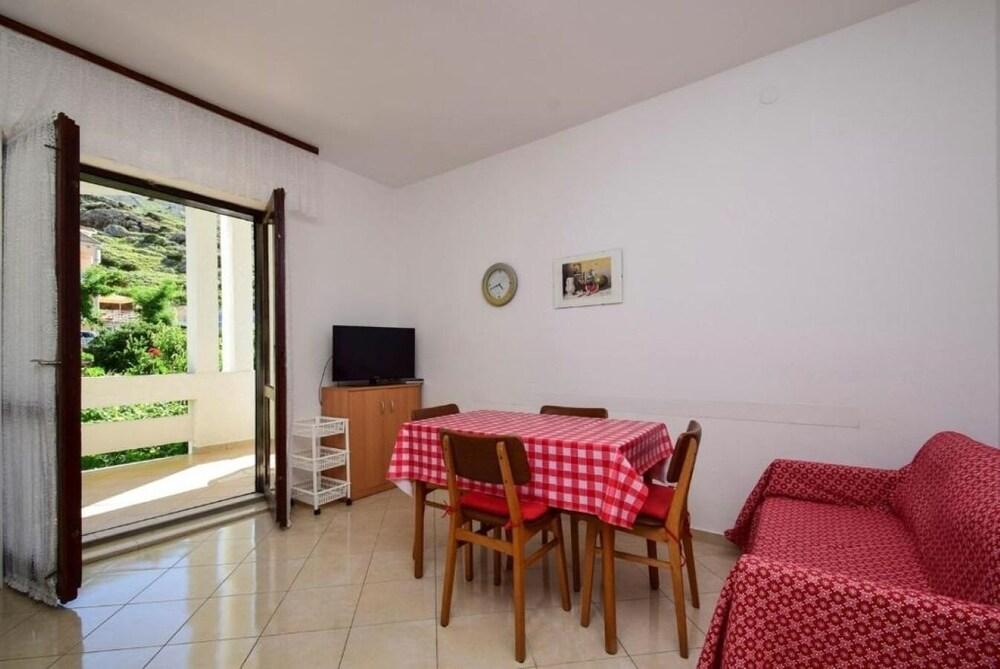 Mate - Free Parking - A3