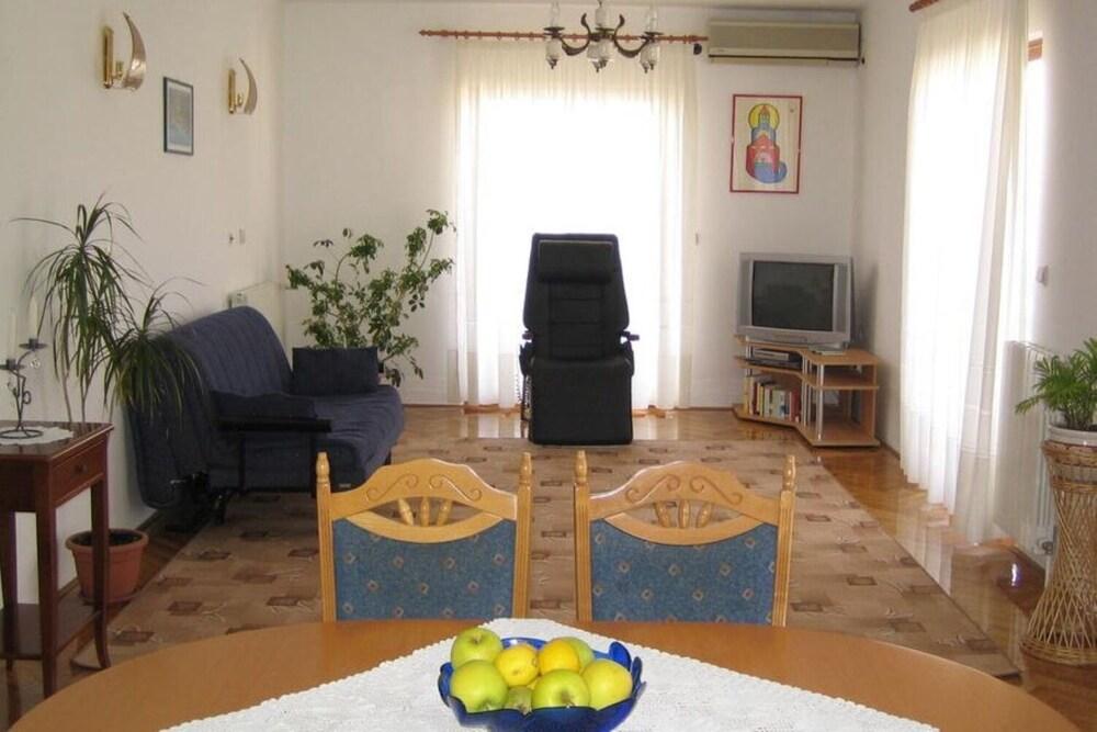 Marti - Free Parking and Grill - A1 - More