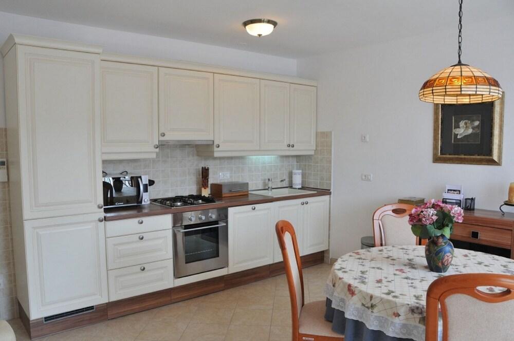 Sonja - 10m From Beach - A3-bez