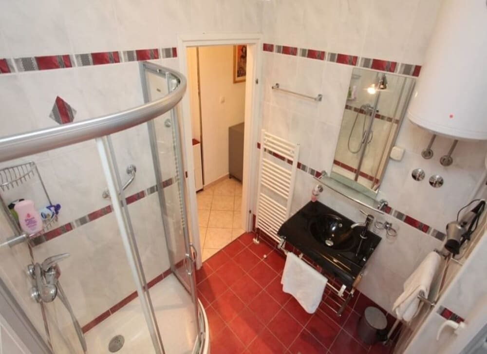 Viola - With Pool - A3