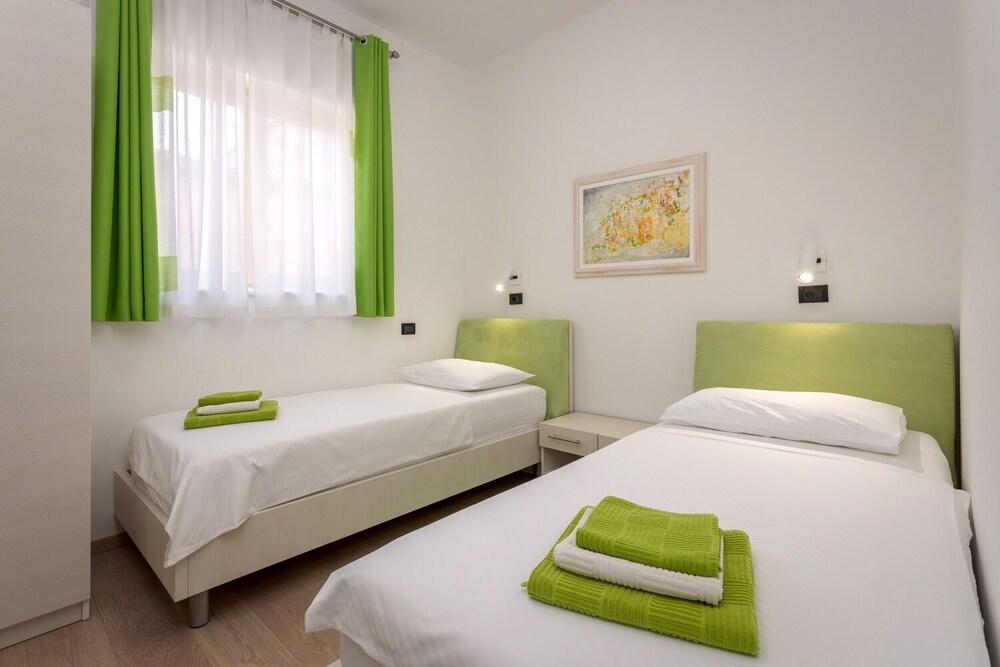 Fimi- With Swimming Pool - Green