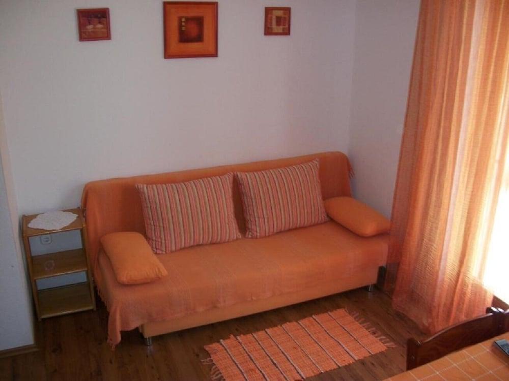 Boro - Free Parking and Grill - A1