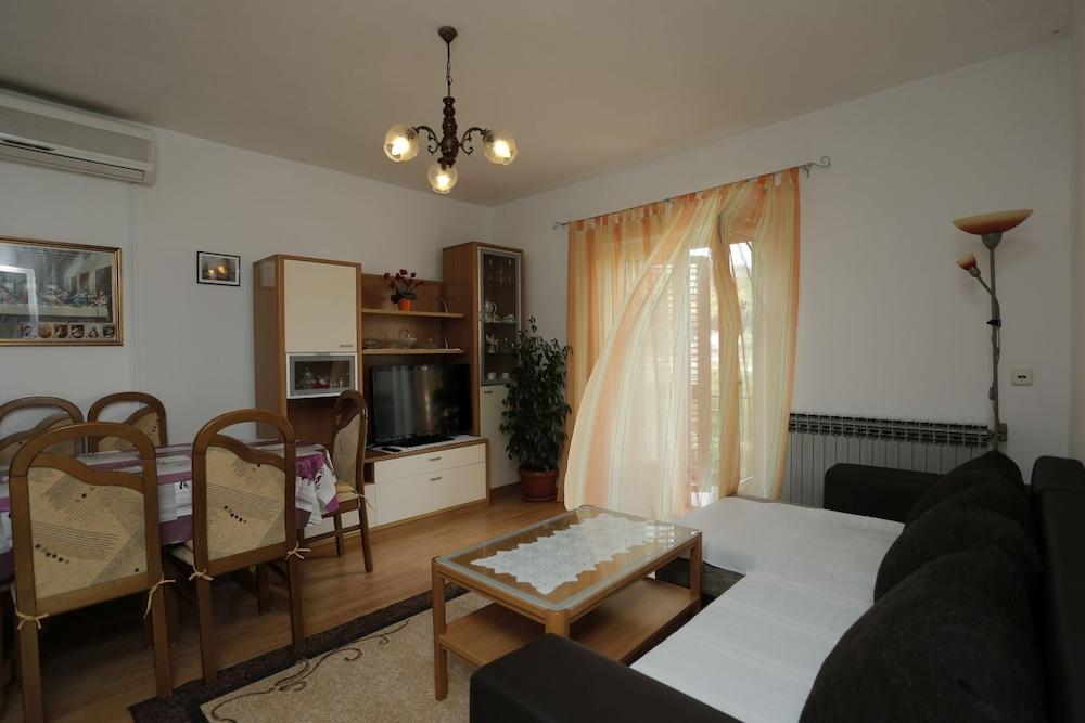 Dina - 3 Bedrooms - A1
