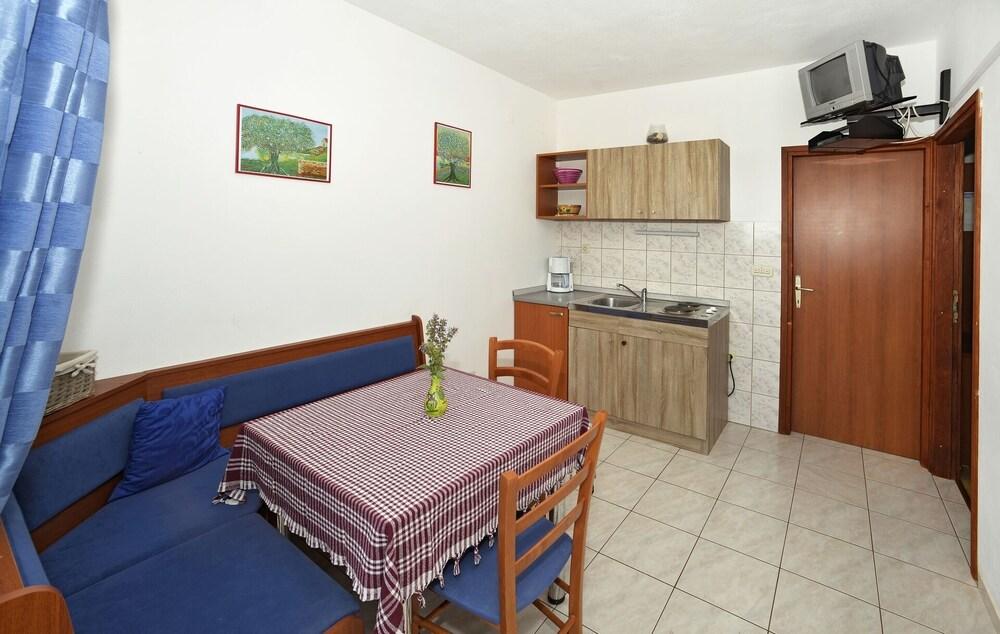 Toni - With Pool and View - A1