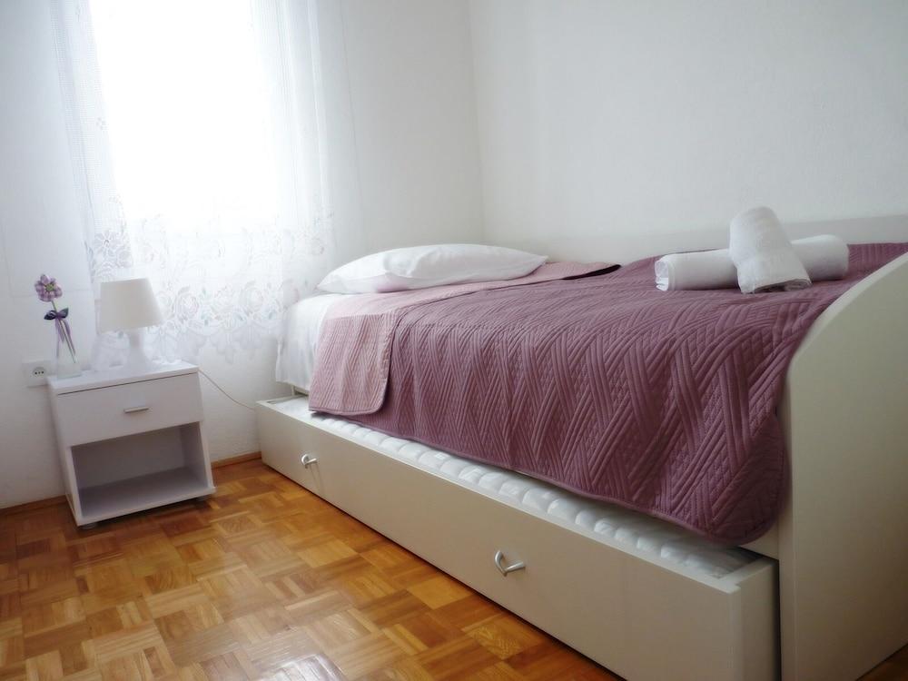 Željko - Affordable and With sea View - A1