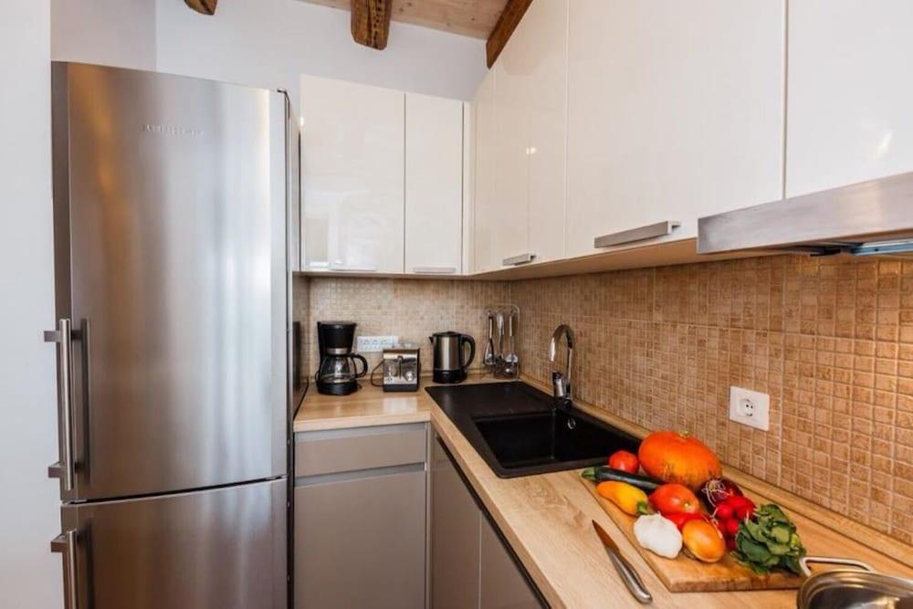 Periska - on the Beach - H