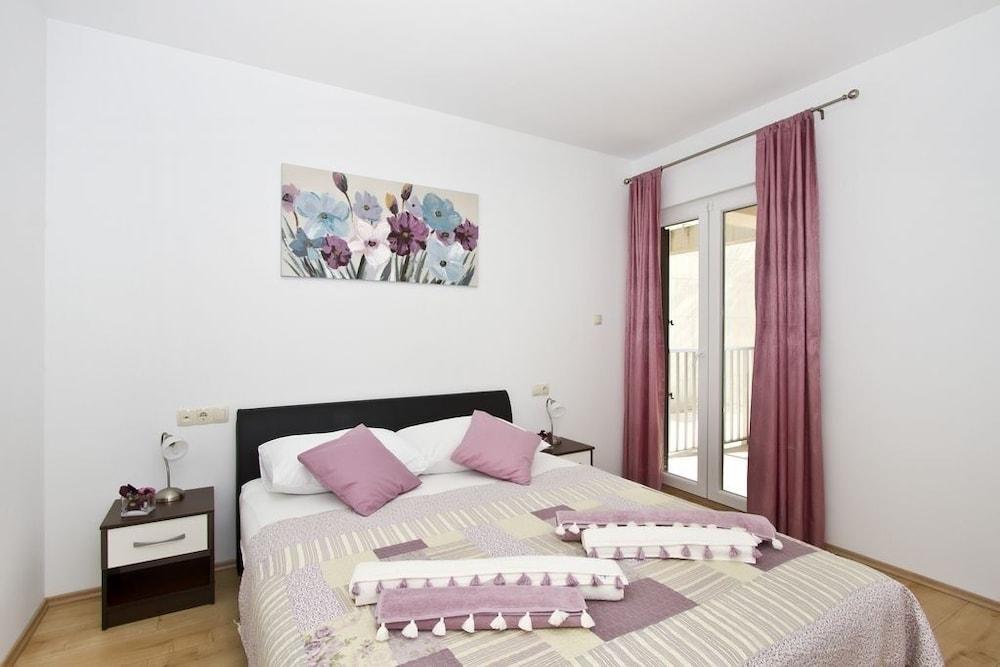 Miho - With Pool - H