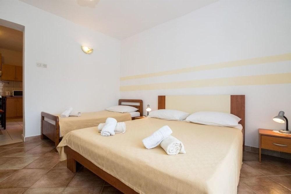 Naki - Terrace & Free Parking - A2