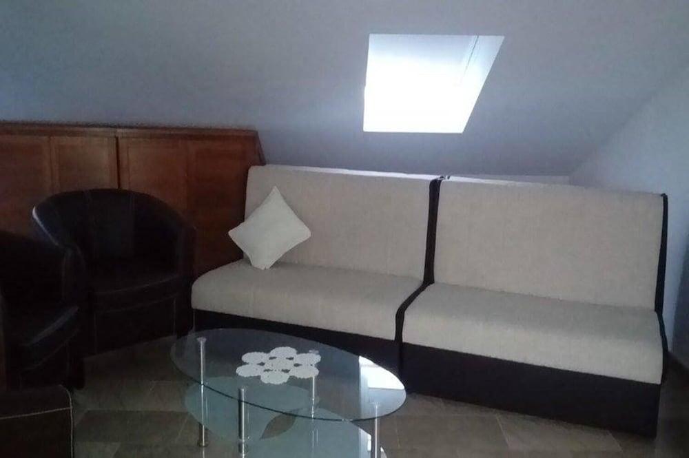 Tiho - 10m From the Beach - SA1 Potkrovlje