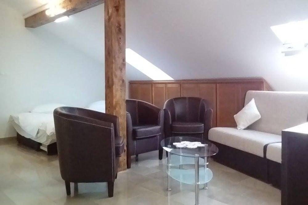 Tiho - 10m From the Beach - SA1 Potkrovlje