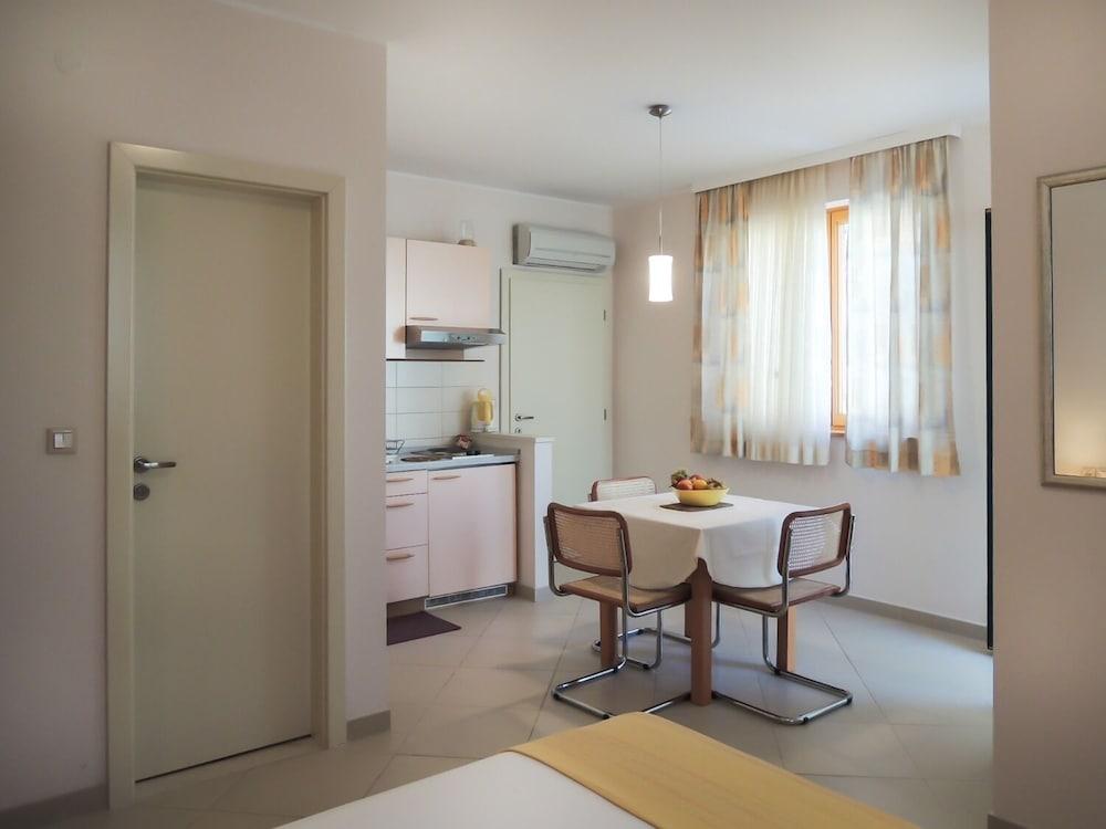 Smilja - 150 m From Pebble Beach - SA3