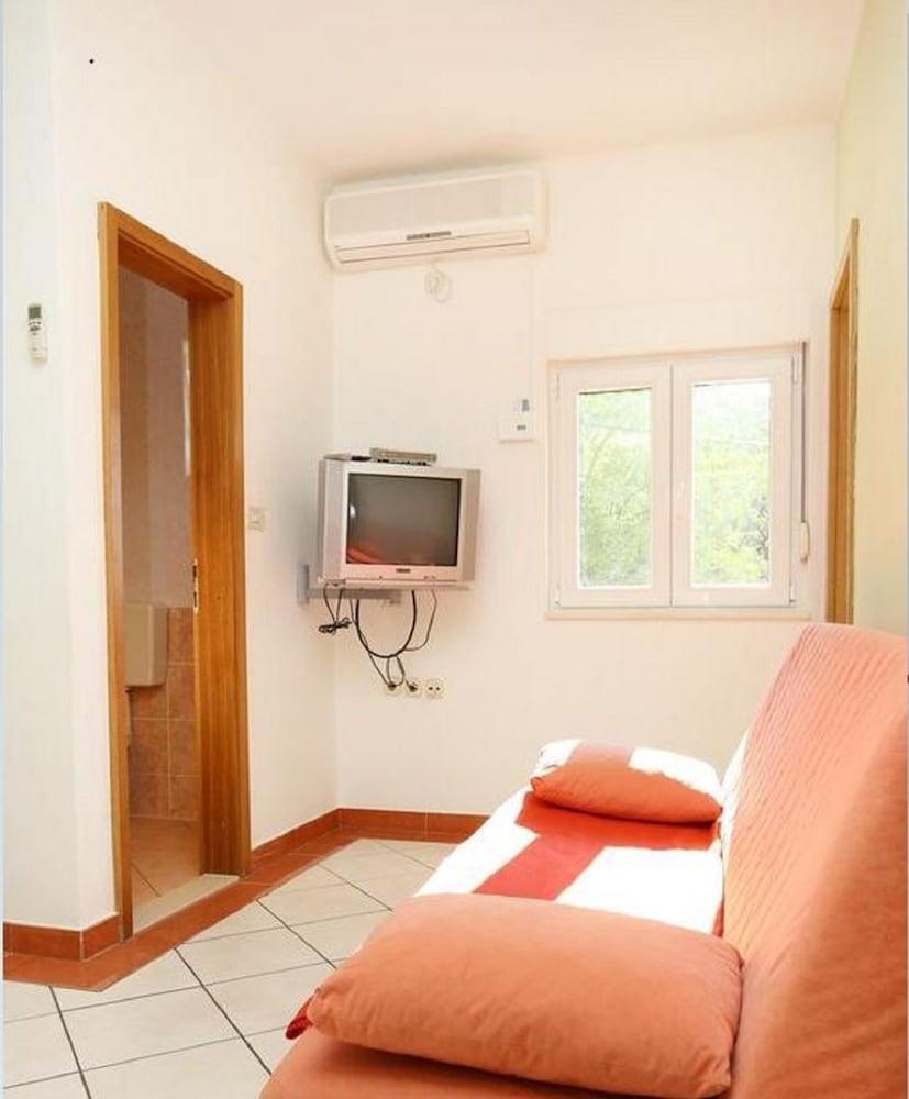 Neve - 100 m From Pebble Beach - A2