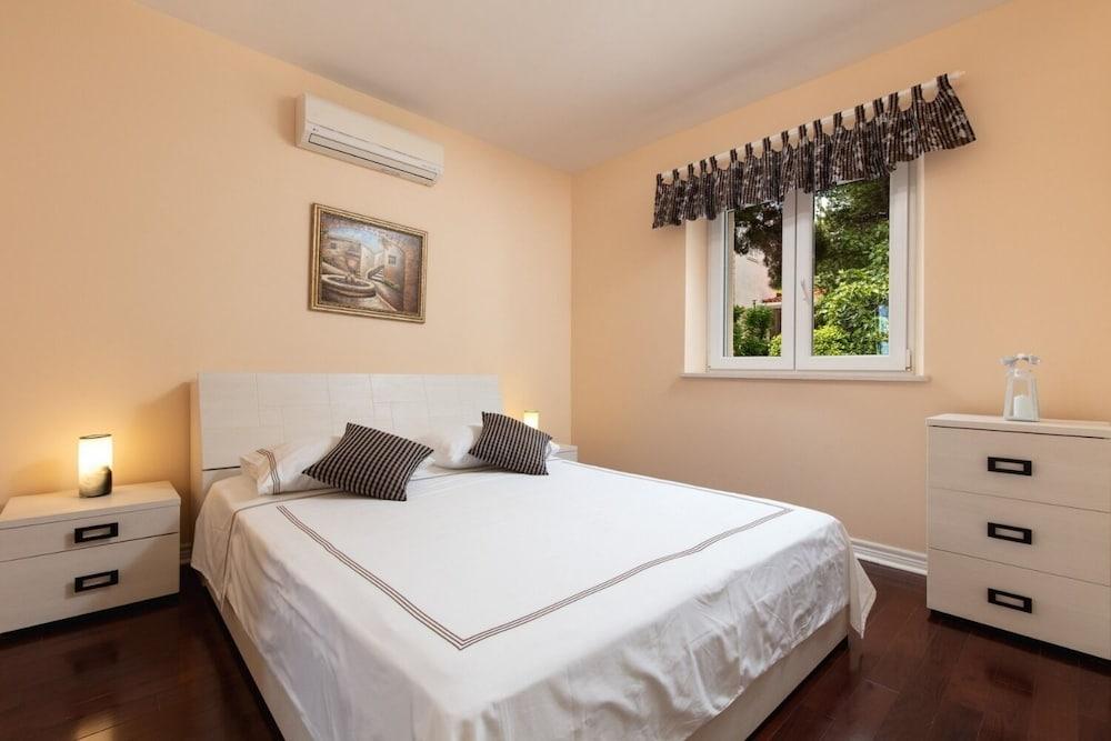 Jure - With Pool - H