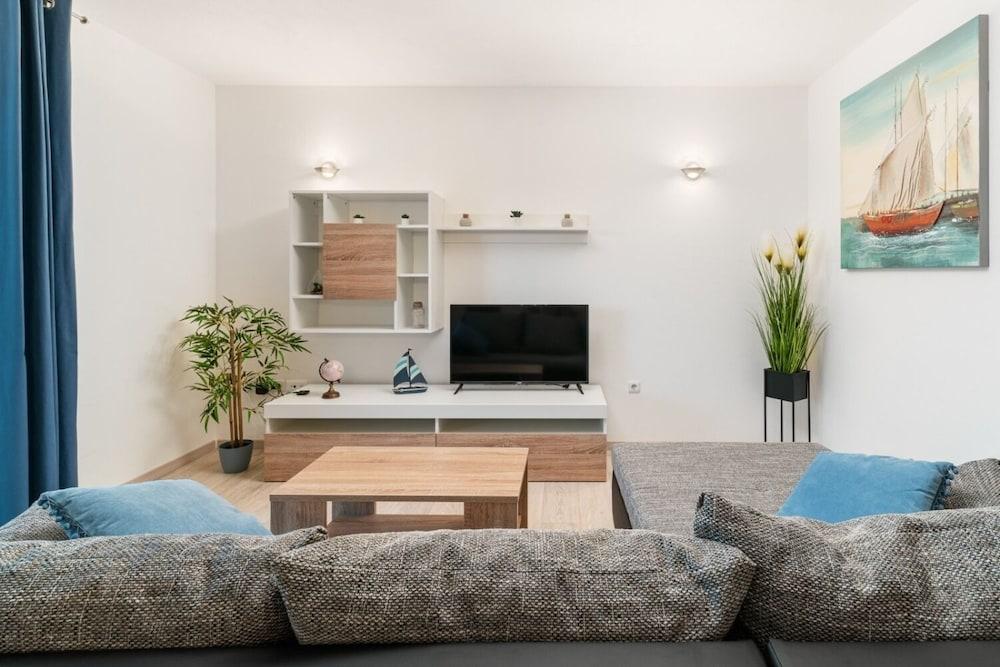 Lux 3 - Heated Pool - A5