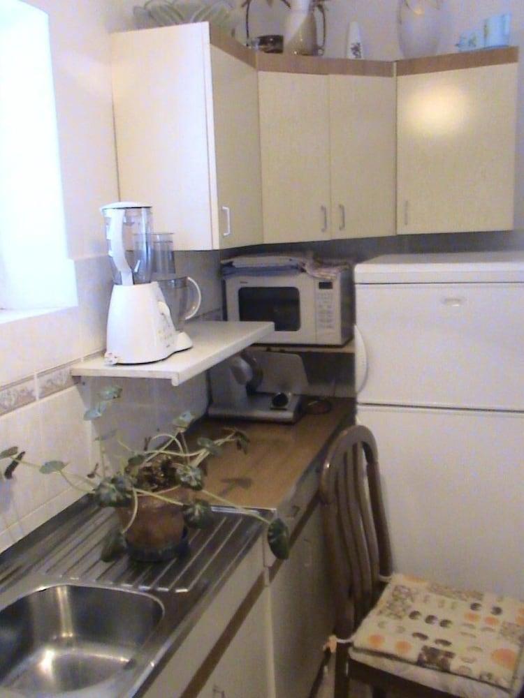 Ivy - Spacious With Free Parking - A1