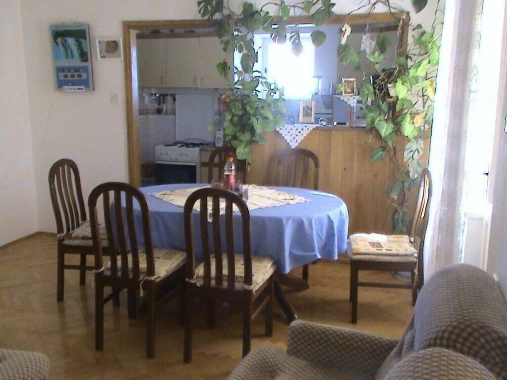 Ivy - Spacious With Free Parking - A1