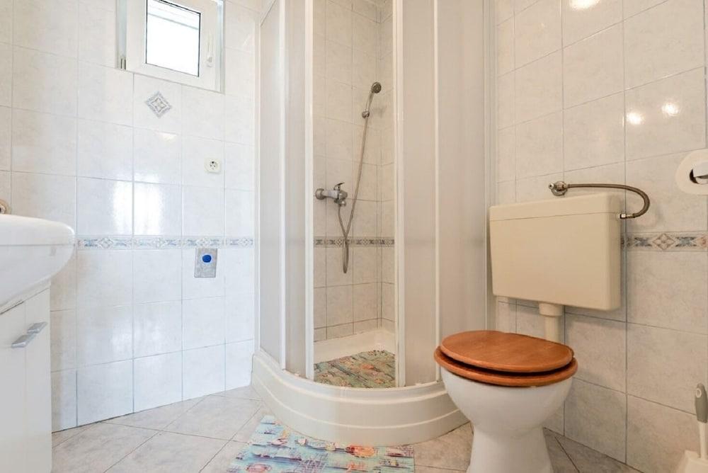 Edi - Amazing Location by the sea - A2