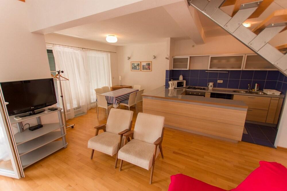 Cobra - Excellent Location - A4