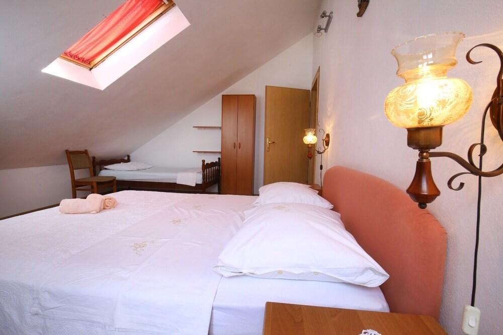 Neda - Perfect Location & Free Parking - A2